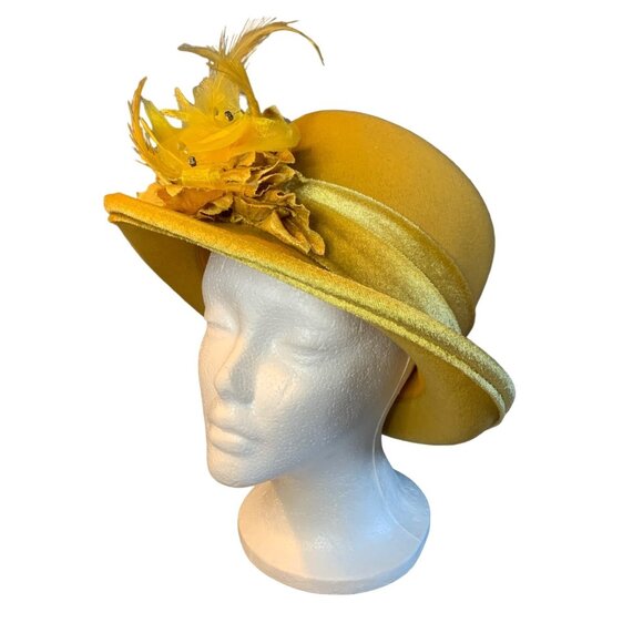 Ladies Gold Wool Hat with Feather and Velvet Accents Deborah Fashions Sz 23 Vtg - Picture 1 of 11
